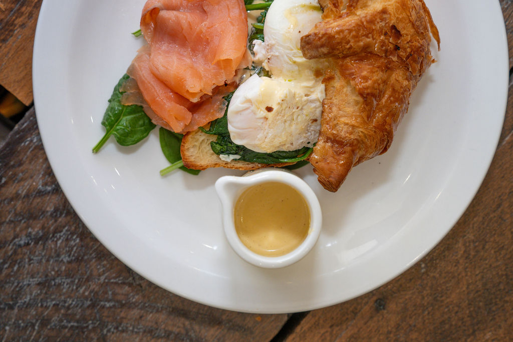 Eggs benedict with smoked salmon and hollandaise